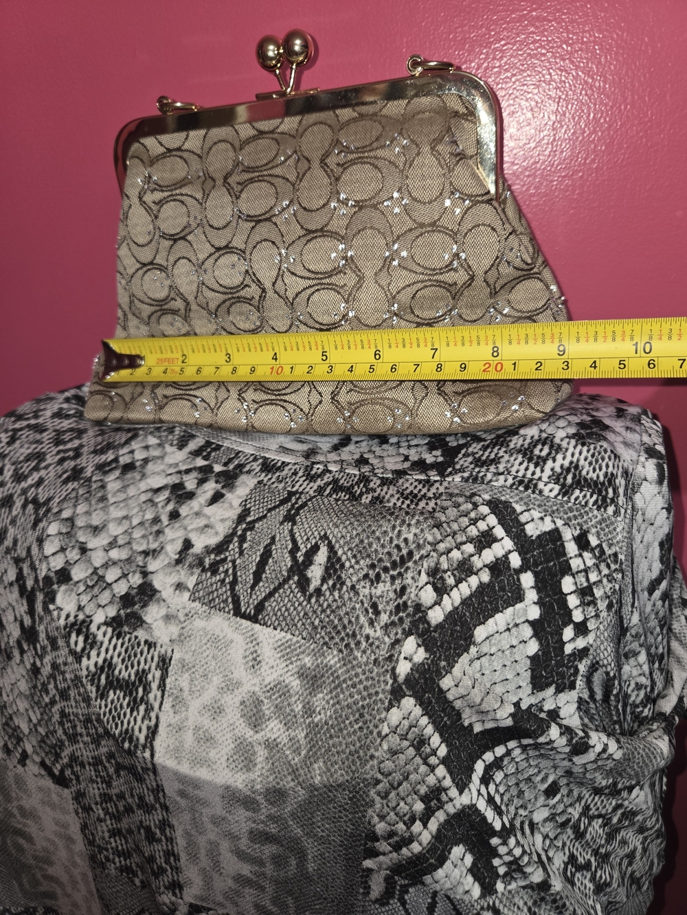 New  Women's Kiss  Bag With Golden Chain Strap  Shoulder Or Crossbody
